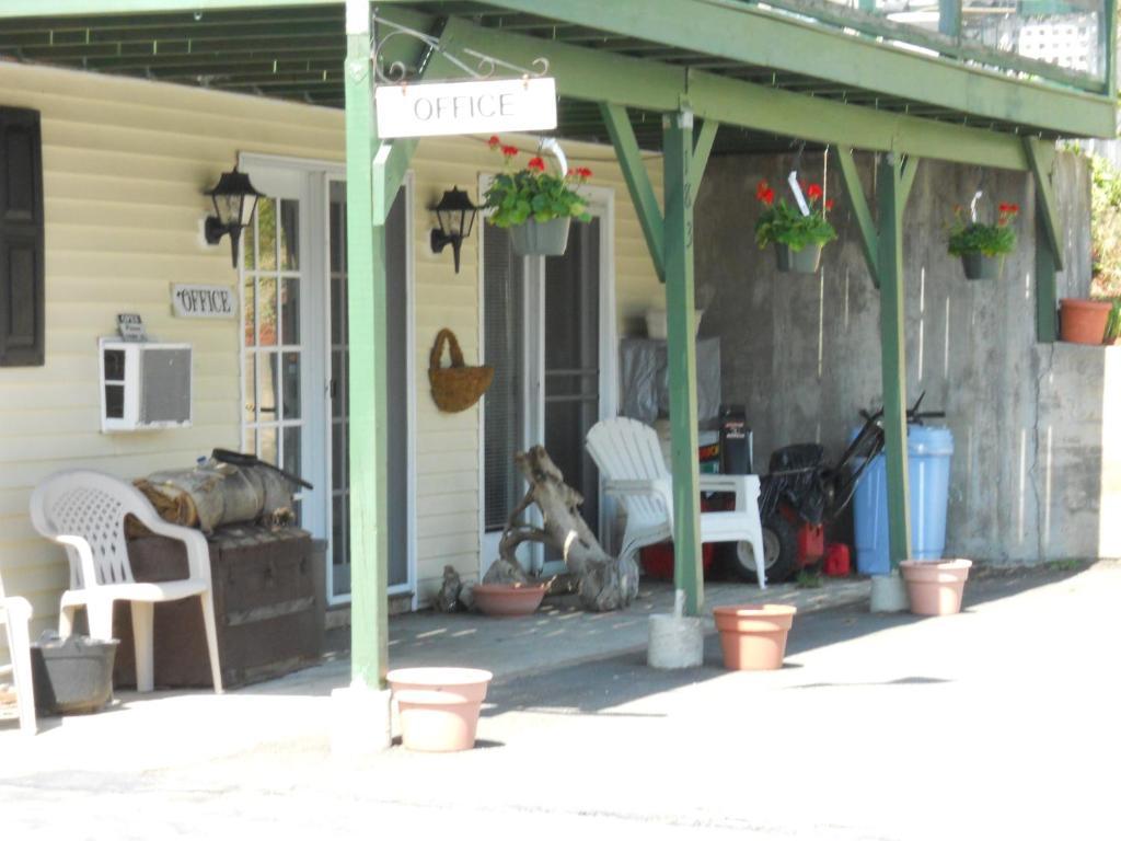 Autumn Breeze Motor Lodge Северен Уудсток Екстериор снимка